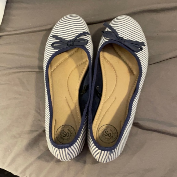 Gently used wire and navy flats